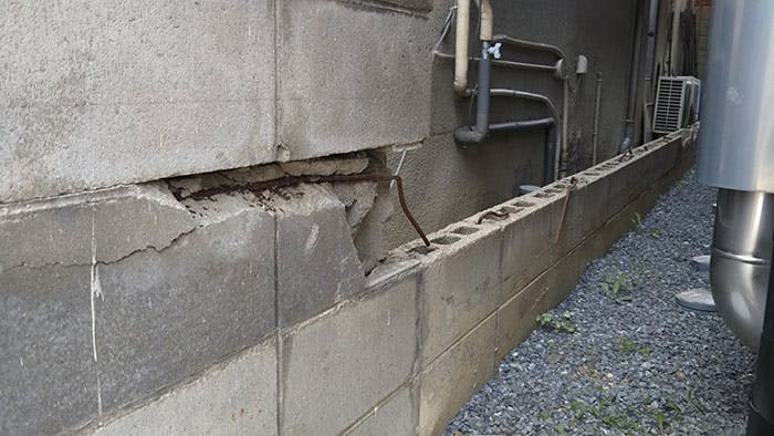 地震で破損したブロック塀