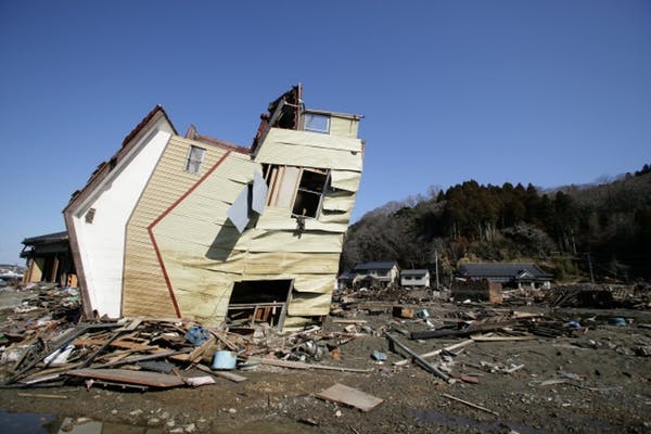 地震で倒壊する建物