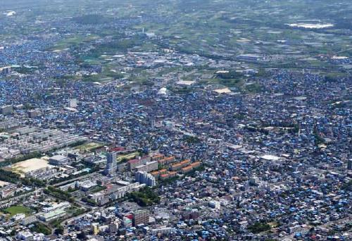 ブルーシートの屋根がつづく-熊本市東区周辺_熊本地震