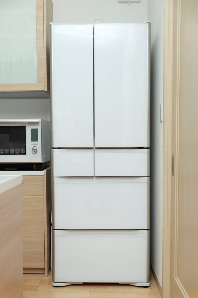 キッチンの地震対策｜冷蔵庫は固定と扉のストッパーで地震対策