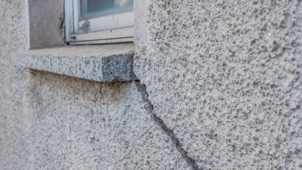 地震により亀裂が入りやすい場所：外壁