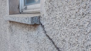 地震により亀裂が入りやすい場所：外壁