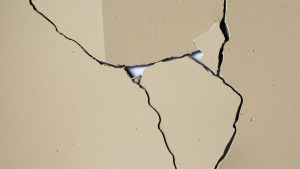 地震により亀裂が入りやすい場所：石膏ボード
