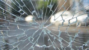 外壁や窓ガラスが損壊して通行人に当たる