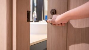 入浴中に地震が起きた場合に取るべき行動：お風呂の扉を開ける（避難経路を確保する）