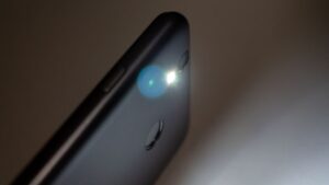 入浴中の地震に備える対策：脱衣室にスマートフォンを置いておく
