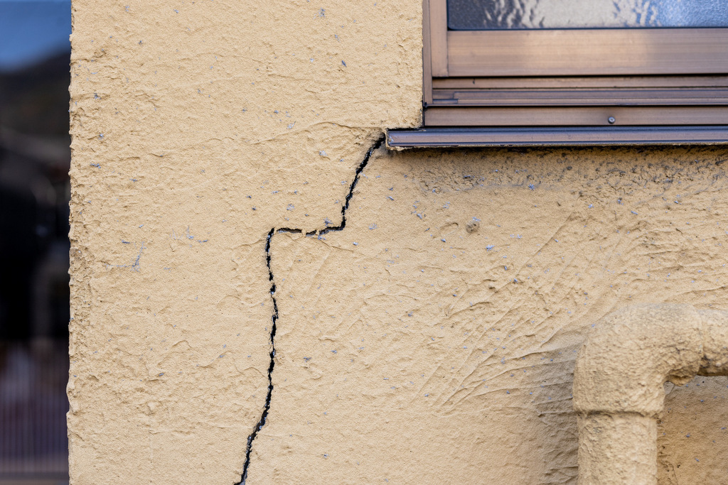 なぜ「耐震」だけでは不十分なのか？：地震の揺れが建物にダイレクトに伝わる
